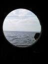 船長室の丸窓から見た海