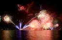 湖畔を彩る花火