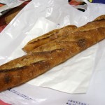 フランスパン　向こうはガーリックフランス