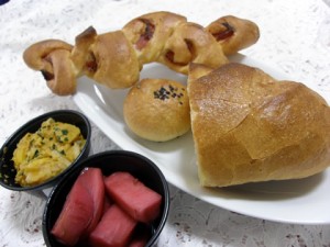 鳴門屋のパンとプチスープルのサラダ