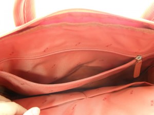 内側ポケット　ファスナー付き。