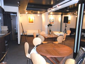 丸テーブルはみんな平等