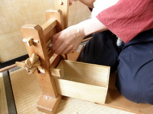 種をとります。こちらから綿花を入れると