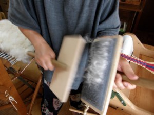 綿を梳きます
