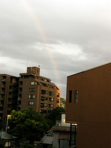 夕方　ビルにかかる虹