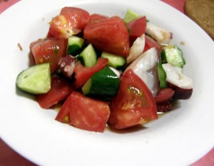 トマトとキュウリとたこのサラダ