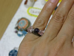 紫の石の指輪