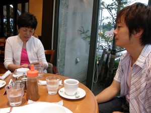 チラシをふむふむ