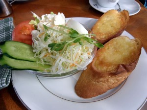 バケットとサラダ