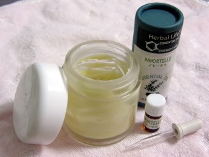 できあがったクリームとイモーテル