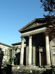 大阪府立中之島図書館正面