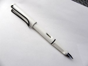 ラミーの廃盤　白