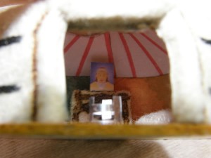 ゲルの中には、チンギス・ハーン