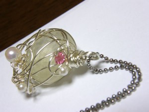 イエローカルサイトと淡水パールのペンダント