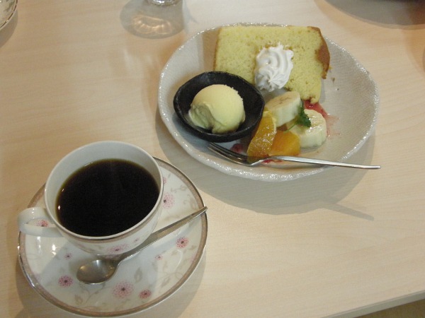 塗り絵の後はティータイム