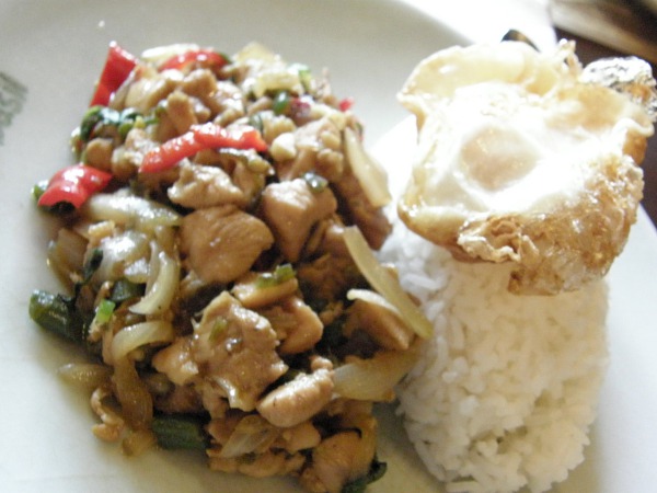 スイートバジル チキンとバジルの炒め物