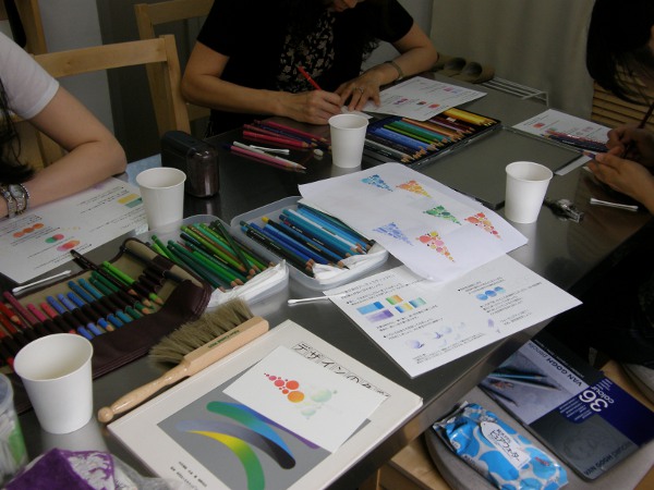 わいわい。見本を見ながら。