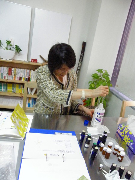 アルコールを計量中