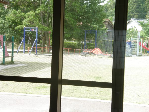 窓の外、遊具が見えます