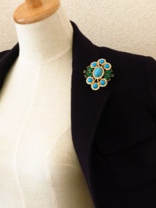 黒いジャケットとサラ・コベントリーのブローチ